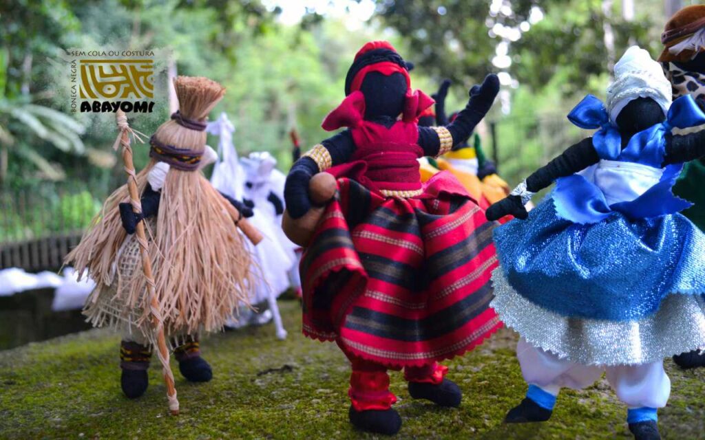 A boneca Abayomi e o perigo de uma única história 4 Procissão De Orixás Das Bonecas Negras Sem Cola E Sem Costura - Abayomi, De Lena Martins
