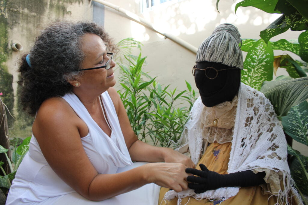 A boneca Abayomi e o perigo de uma única história 6 Lena Martins Ao Lado Da Maior Boneca Abayomi Que Ela Já Fez, Vovó Tuninha.