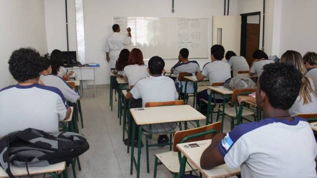Sala De Aula Com Estudantes Da Rede Pública De Ensino