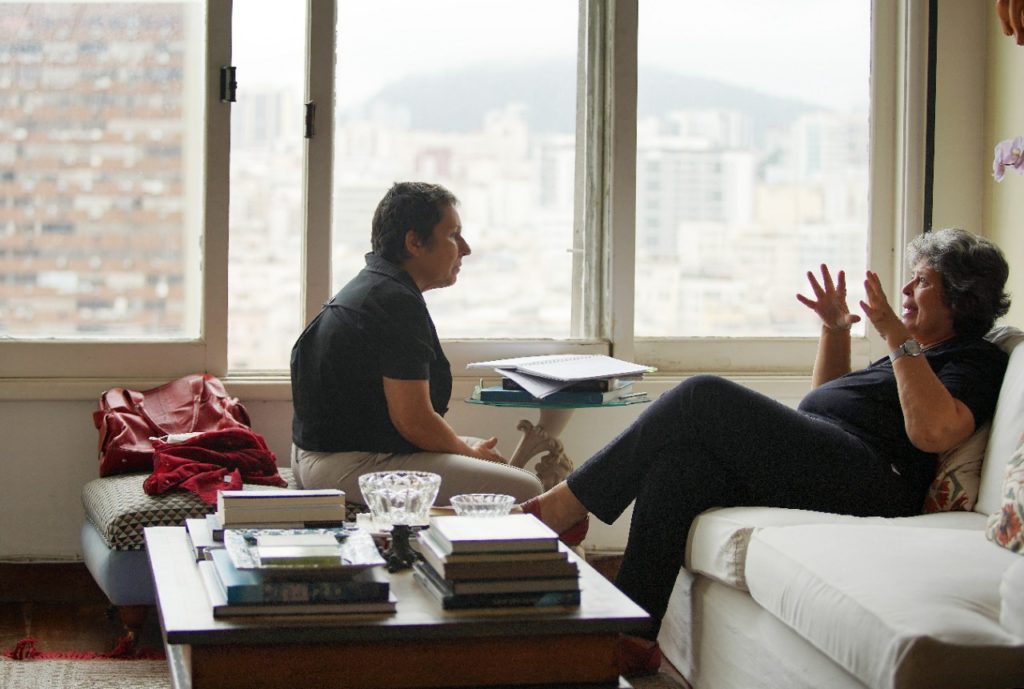 Uma história bem contada sobre o movimento ambientalista brasileiro 1 A Jornalista Amelia Gonzalez Conversa Sobre Movimento Ambientalista Com Samyra Crespo Na Sala De Sua Casa.