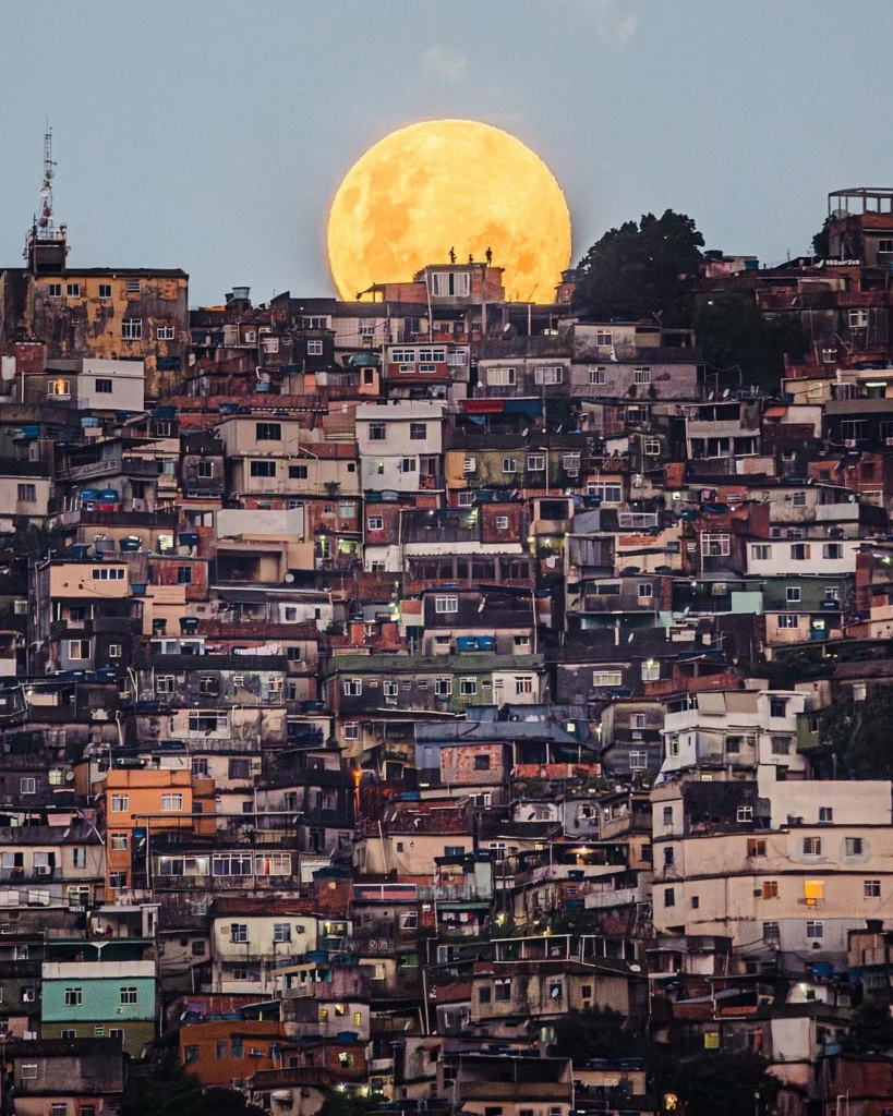 Mais de 33 operações policiais por ano na favela, quem apoia? 1 O Que Diz A Voz Das Favelas? Foto Da Lua Sobre A Rocinha